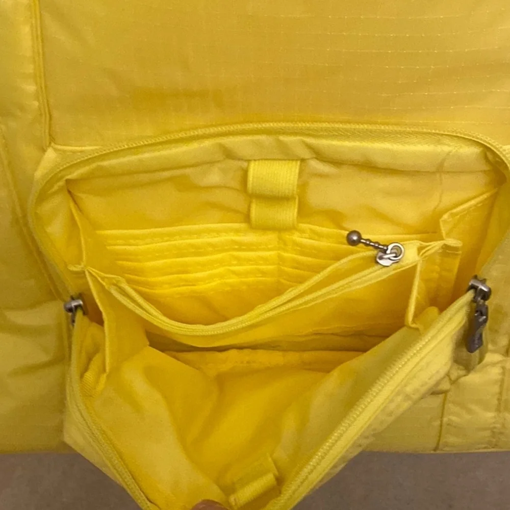 Cute Sunny Yellow Pet Carrier Breathable Lightweight Soft Texture Bottom Insert